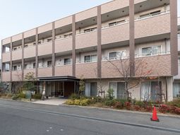 清潔感ある建物のエントランス
