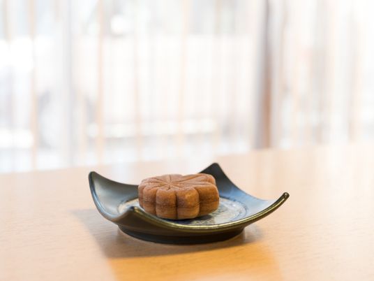 お菓子が乗った皿