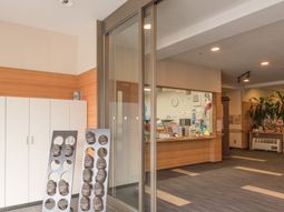 エントランスの受付カウンター