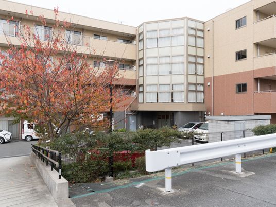  秋の木々と建物外観  
