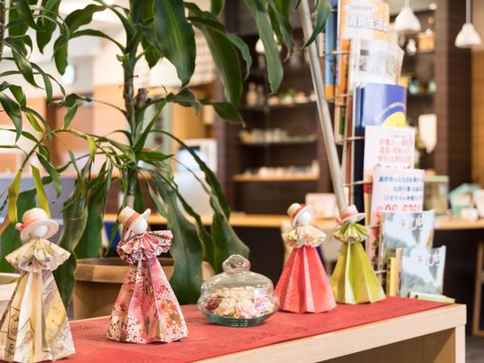  手作り人形とパンフレット台  