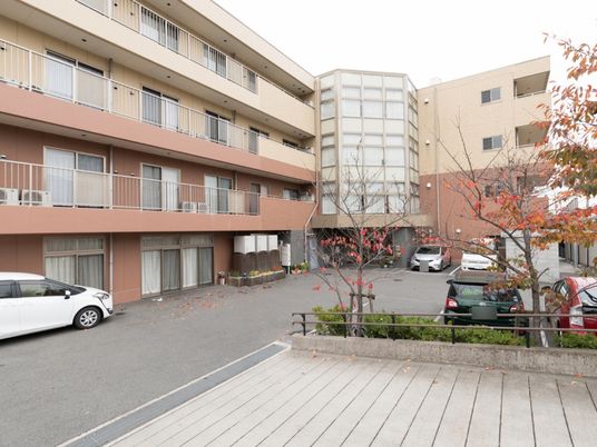  落ち着いた色調の外観  