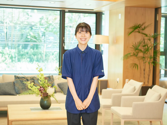 自然光が差し込むラウンジ