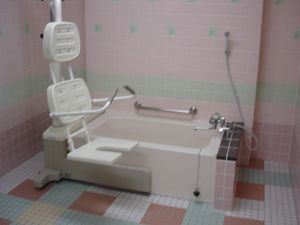 浴室の介助用浴槽  