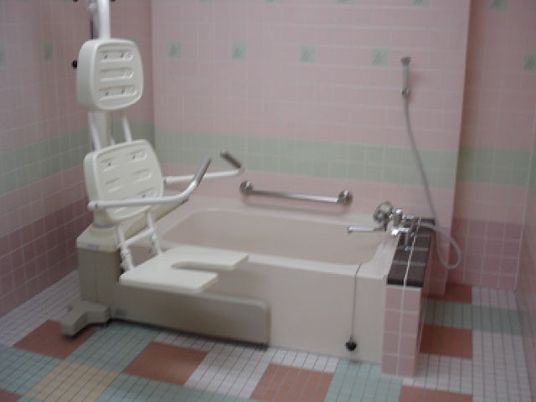 浴室の介助用浴槽  