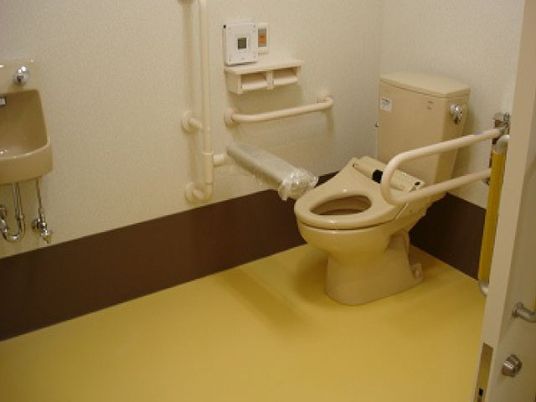 使いやすい手すり付きトイレ  