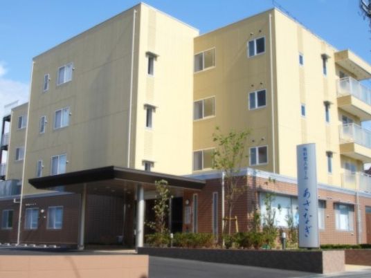 明るい外観の建物エントランス