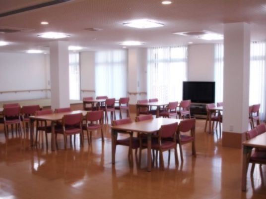 明るい広々食堂空間