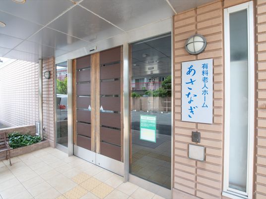 明るいエントランス前