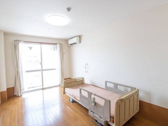 明るい個室の居室