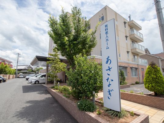 清潔な外観と看板