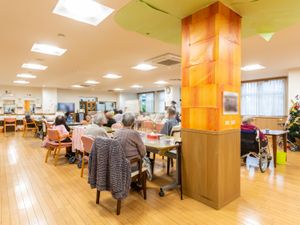 光が差し込む広い食堂