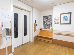 廊下にベンチとポスター