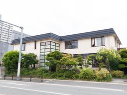 緑に囲まれた建物外観