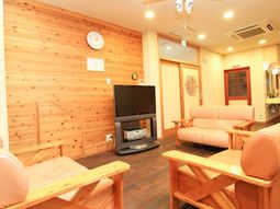 木の温もり感じる待合室