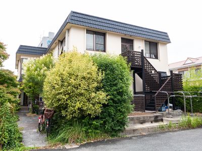 緑豊かな建物の外観