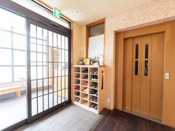 エントランスの靴棚と扉