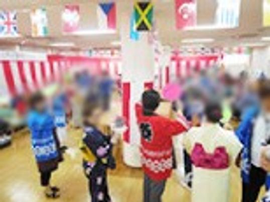 人々が集まるホール