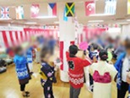 賑やかなイベントホール