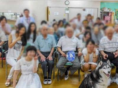 集まる人々の様子