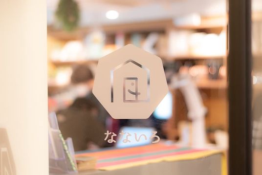 ガラス越しに見える待合室
