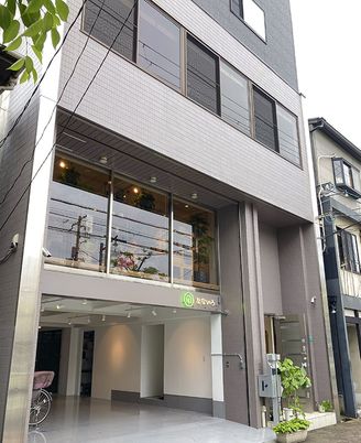 モダンな建物のエントランス