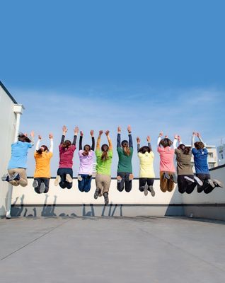 スタッフの跳躍姿