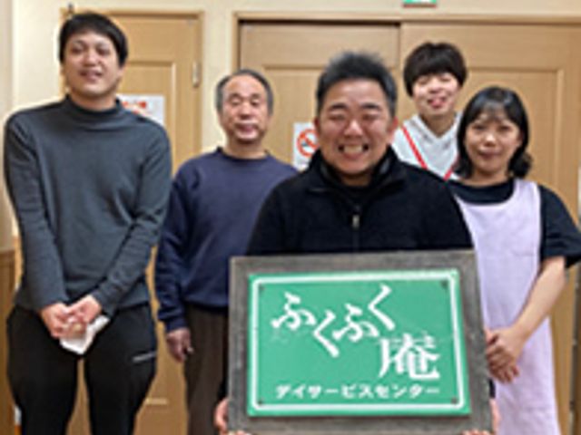 笑顔のスタッフたちエントランス エントランス 楽しげなスタッフが出迎えます。明るい雰囲気の職場で、新たな一歩を踏み出しませんか。