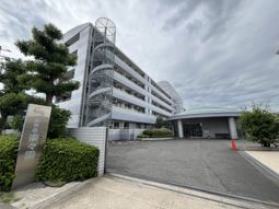 広々とした建物の外観