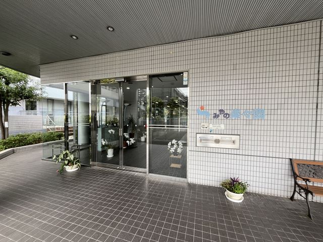 ゆったりとしたエントランス エントランス 植物が飾られたエントランスは開放的で、来訪者を温かく迎え入れる雰囲気を醸し出しています。