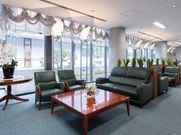 落ち着いた色合いの待合室