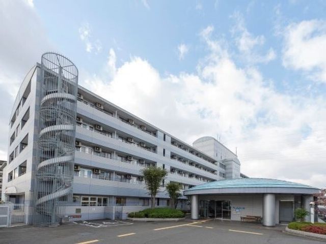 多階層の建物外観 外観 広々とした駐車場を有する施設の外観です。明るく開放感のある建物が就業環境の一端を伝えています。