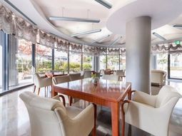 明るい食堂の風景