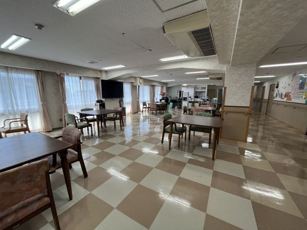 明るい広い食堂
