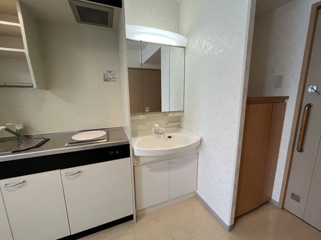 清潔な洗面所とキッチン キッチン 綺麗な洗面所と実用的なキッチンが一体となり、日々の生活に便利さをもたらします。