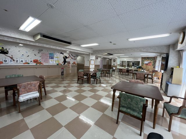 居心地の良いダイニングルーム ダイニングルーム ゆったりとした食事スペースがあり、掲示板には手作りの装飾が施された明るい雰囲気です。テーブルや椅子も配置され、日々の食事や交流の場として利用されています。
