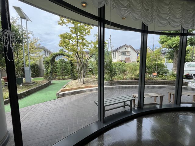ゆったりとした中庭の風景 中庭 広々とした中庭が見渡せる落ち着いた休憩スペースです。心地よい自然光が差し込むこの場所で寛ぎのひと時をお過ごしください。