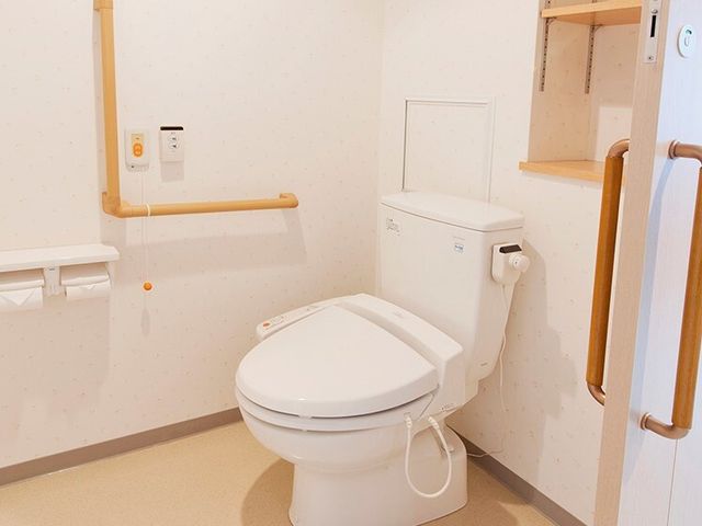 バリアフリートイレの様子 トイレ 手すり完備で安全性に配慮した清潔なトイレ空間です。快適な利用が心がけられています。