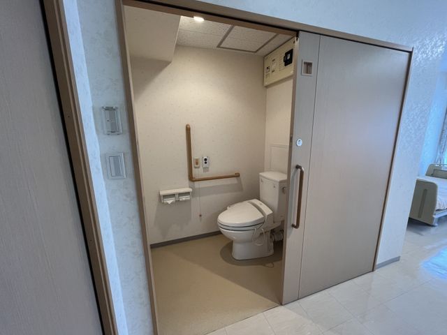 バリアフリートイレ トイレ 手すりが設置された広々としたトイレです。安心してご利用いただける工夫が施されています。