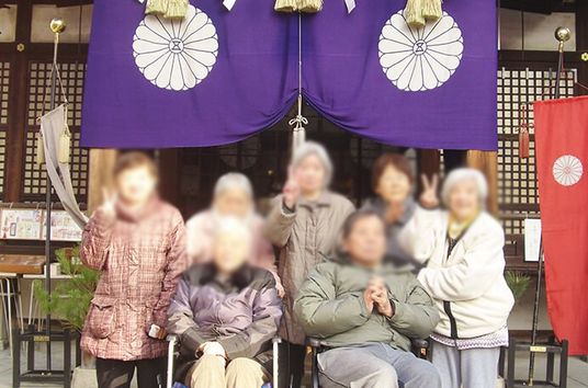 リラックスした様子の人々の集まり