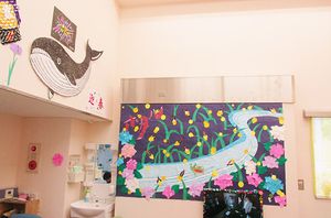手作り装飾が施された壁の休憩室