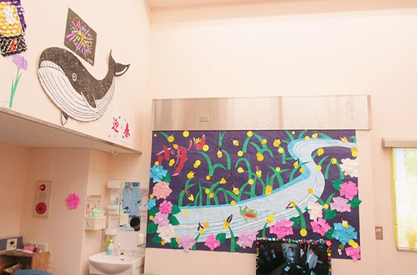 手作り装飾が施された壁の休憩室