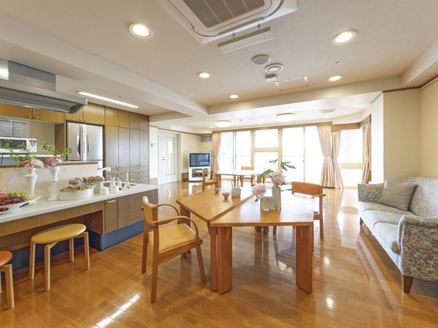 快適な空間の休憩室 リビング 窓から自然光が差し込む、ゆったりとしたラウンジです。ソファでのんびり過ごしながら、緑豊かな庭の景色もお楽しみいただけます。