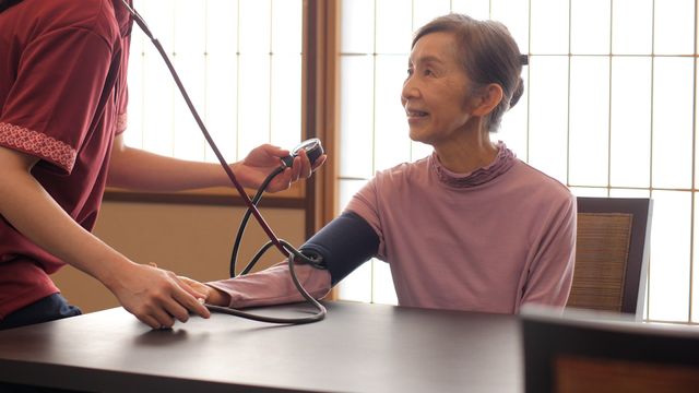 清潔な和風浴室 医療対応 明るく清潔感のある和風の浴室です。手すりが設置されており、安心してご入浴いただける環境を整えています。