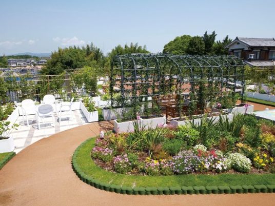 明るい庭園のテラス  