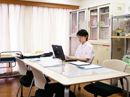 仕事中のスタッフと机