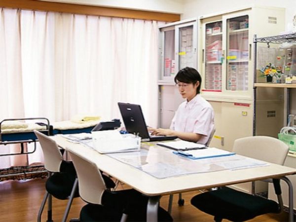 仕事中のスタッフと机