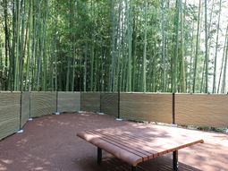竹林に囲まれた休憩スペース
