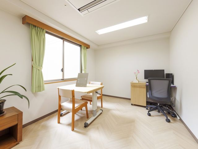 明るい中庭の風景 言語聴覚の専用訓練室 開放的な中庭には休憩に最適なテーブルセットがあります。清潔感のある空間が広がっています。
