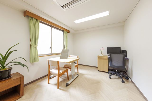 明るい中庭の風景 言語聴覚の専用訓練室 開放的な中庭には休憩に最適なテーブルセットがあります。清潔感のある空間が広がっています。